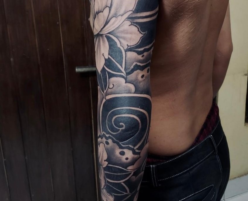 dolphin watching and tattoo holiday in Bali